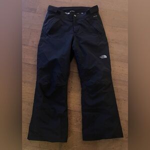 Girls size 14/16 North Face snow pants.
Excellent condition.